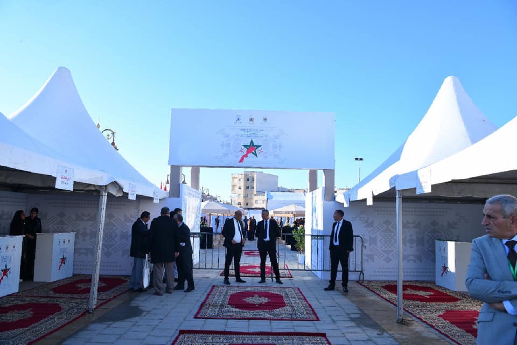 Entrée aménagée d’un événement à Khémisset