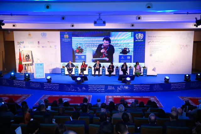 Panel sur scène lors de la Troisième Conférence Arabe sur le Foncier