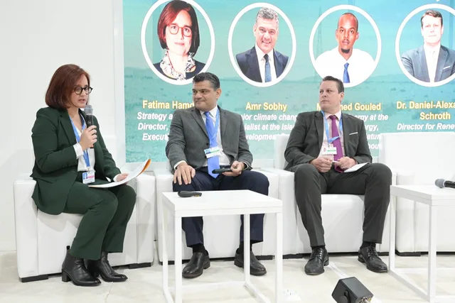Table ronde photographiée lors de la COP29 à Bakou