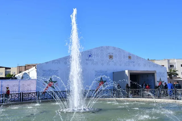 Espace extérieur et fontaine d’un événement à Khémisset